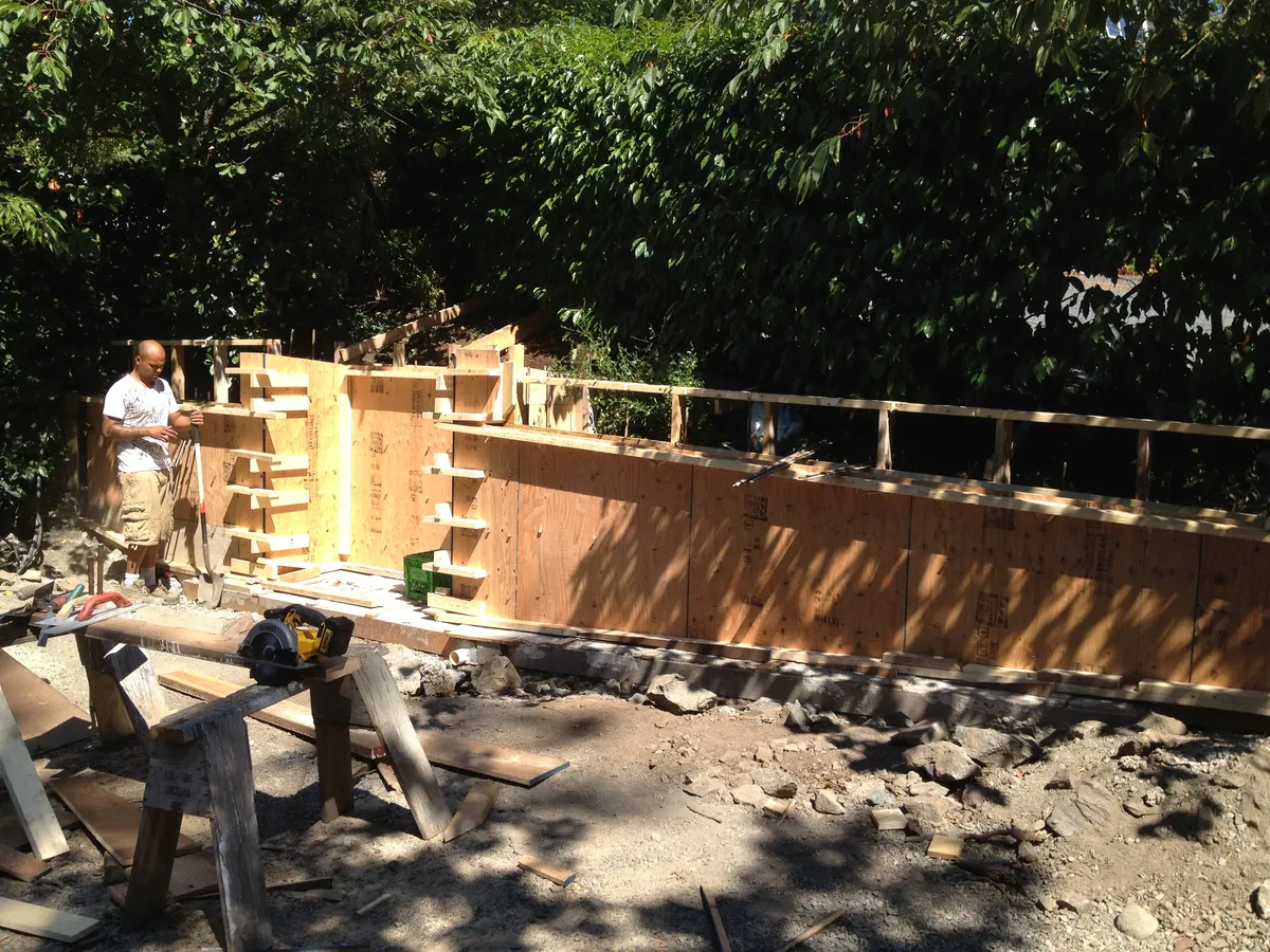 Architectural concrete retaining wall formwork