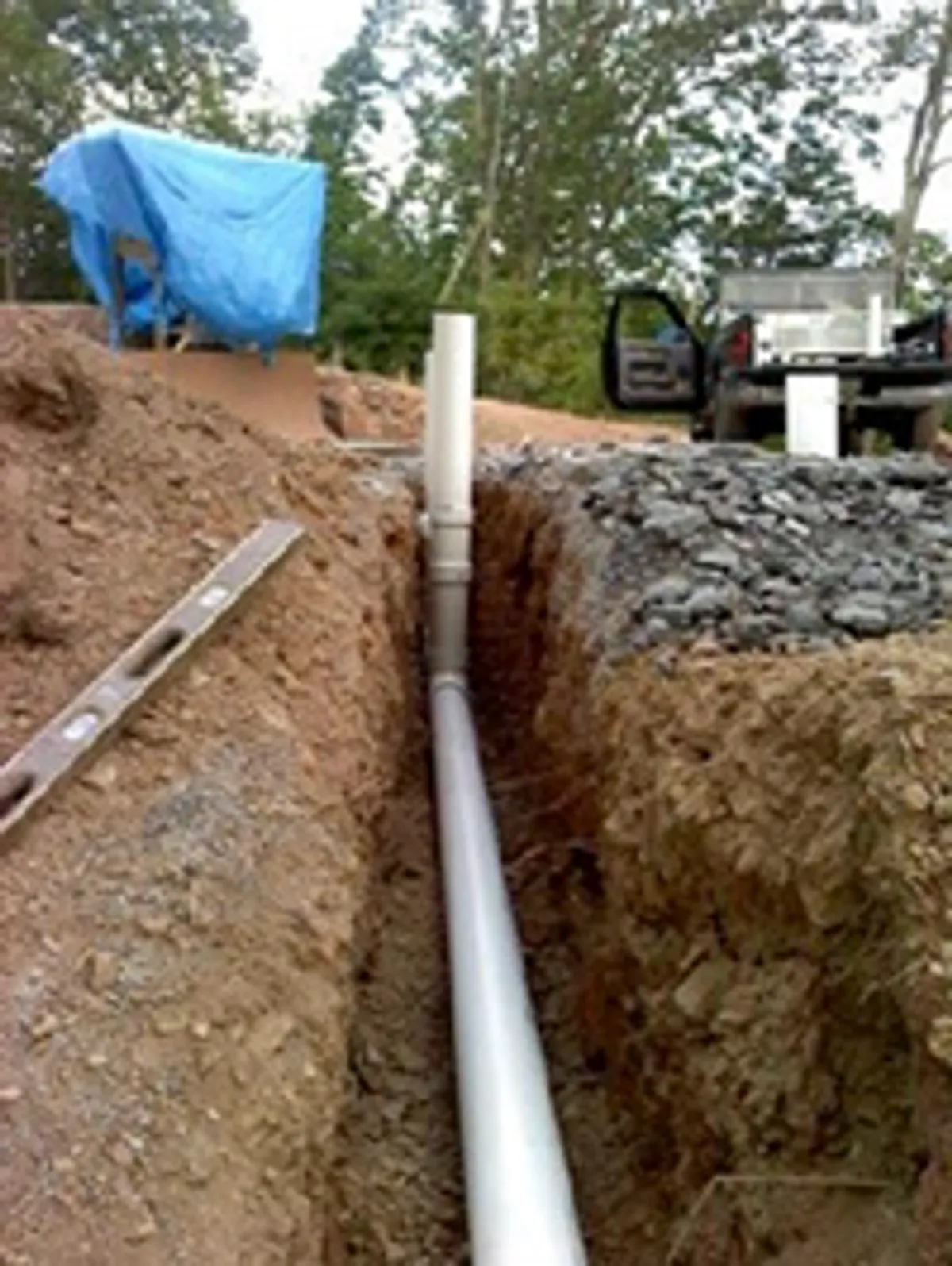 Gravity fed septic system with drain pipes