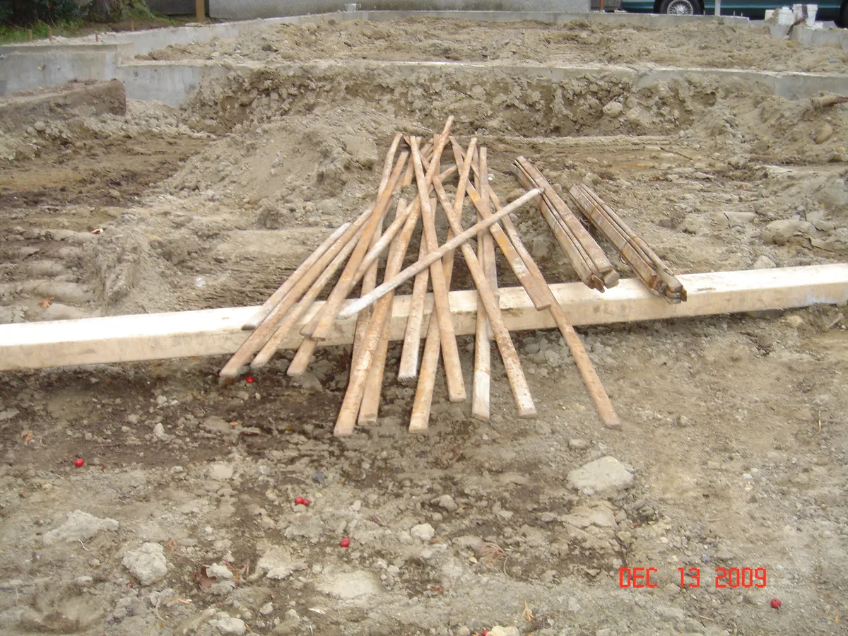 Waler bars and lock bars for concrete forms